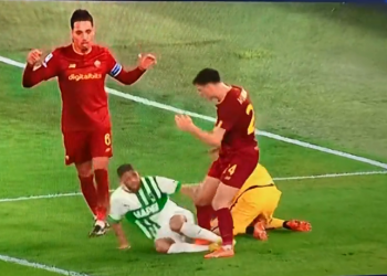 Kumbullën se mbajnë nervat, godet me shkelm yllin e Italisë (VIDEO)