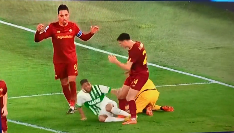 Kumbullën se mbajnë nervat, godet me shkelm yllin e Italisë (VIDEO)