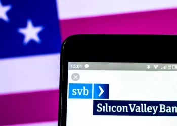 SVB pëson rënie drastike të aksioneve duke shkaktuar efekt domino
