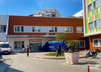 E rëndë/ Vrapoi nga pickimi i bletës, i mituri mbytet në kanal