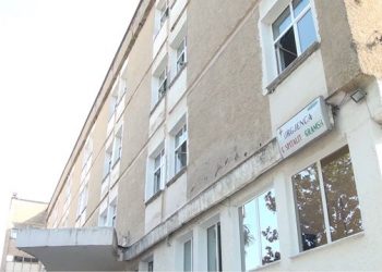 E rëndë në Gramsh, pacienti hidhet nga kati i katërt i spitalit