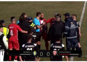 Tension në Burreli-Skënderbeu, Frashëri kapet me policin (VIDEO)