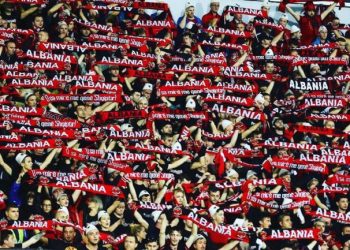 VIDEO/ Ndeshja, Tifozët Kuq e Zi rrugës për në Varshavë