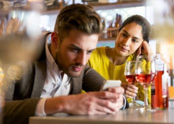 Ja pse jemi “të fiksuar” pas telefonit edhe gjatë bisedave në bar