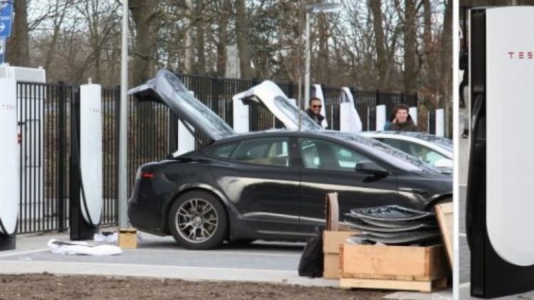 Tesla do instalojë së shpejti në Evropë mbushësit V4 Superchargers