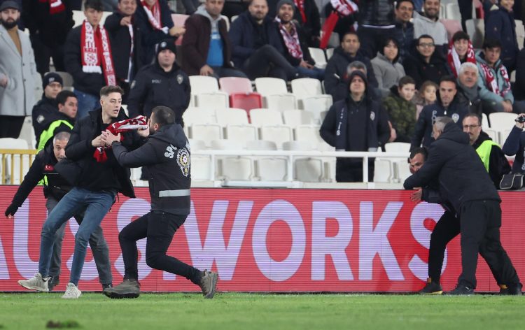 I theu hundën futbollistit, agresori do të dalë para gjykatës