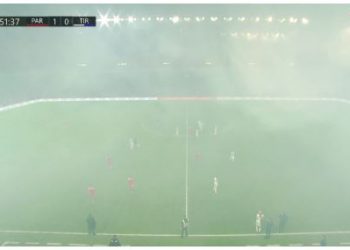 VIDEO/ Tymi mbulon fushën, ndërpritet derbi Tirana-Partizani