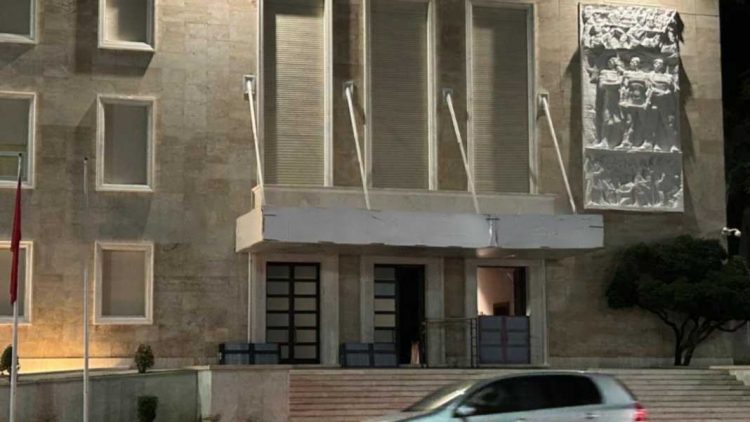 Protesta e 3 Marsit, nis blindimi i dyerve të Kryeministrisë