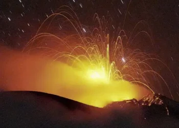 Shpërthimi i vullkanit gjigand tremb të gjithë ishullin