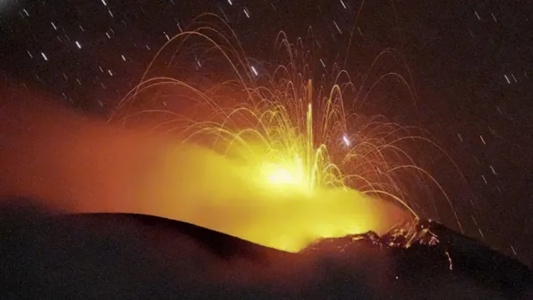 Shpërthimi i vullkanit gjigand tremb të gjithë ishullin