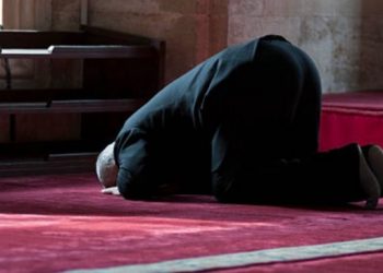 Po falte namazin në xhami, shqiptarit i marrin 6 mijë euro