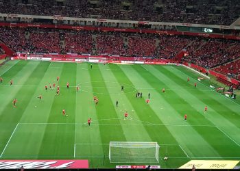 Tifozat Kuq E Zi “e kallin” atmosferën në Poloni