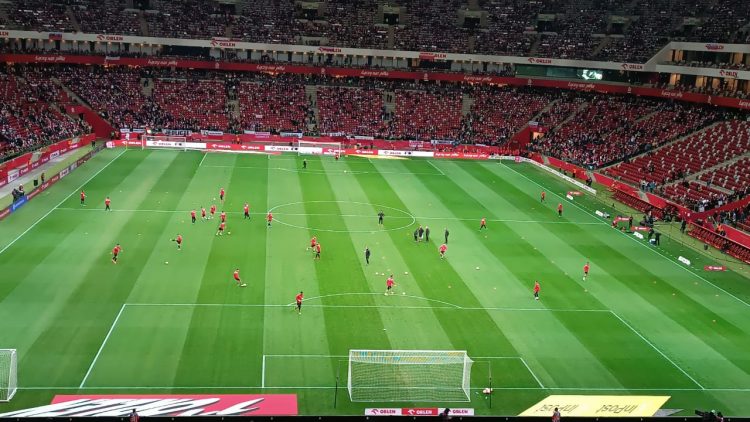 Tifozat Kuq E Zi “e kallin” atmosferën në Poloni