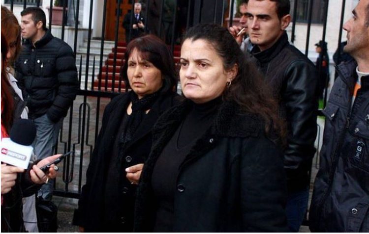 Humbi djalin në tragjedinë e Gërdecit, nëna: Pse im bir nuk jeton?