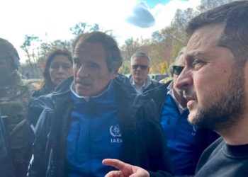 Në mes të luftës, Zelensky viziton zonën e rrezikshme