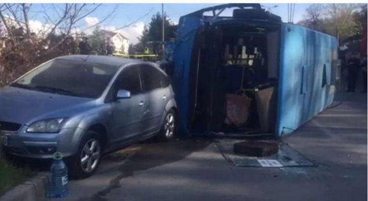 Përmbyset autobusi në Sauk, 3 të lënduar