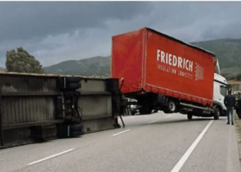 Kamioni përplaset me trailerin në Elbasan-Peqin