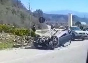 Aksident në Këlcyrë, drejtuesja humb kontrollin dhe përmbyset