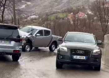 Aksident në “Rrugën e Arbrit”, makinat përplasen kokë më kokë