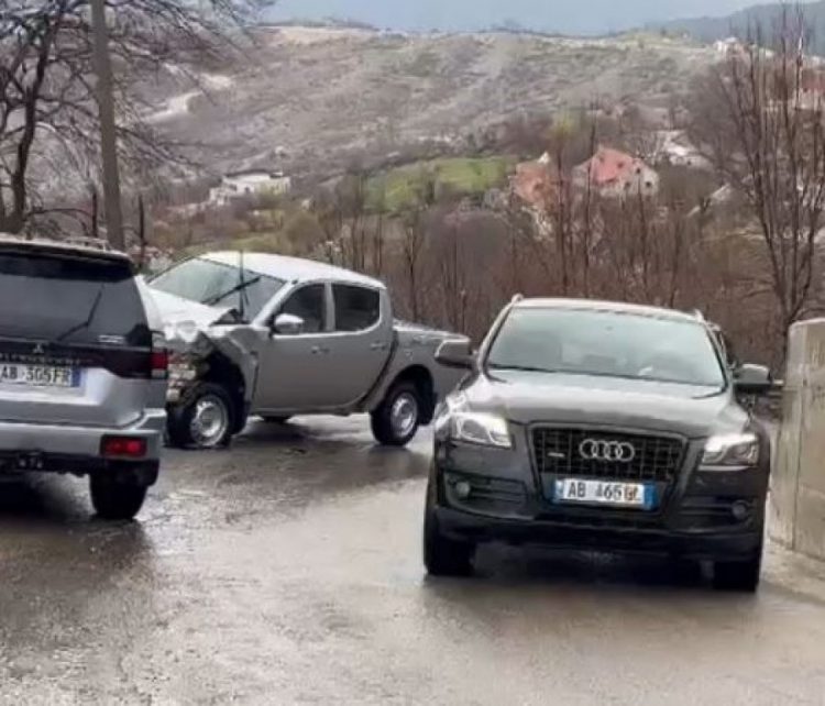 Aksident në “Rrugën e Arbrit”, makinat përplasen kokë më kokë