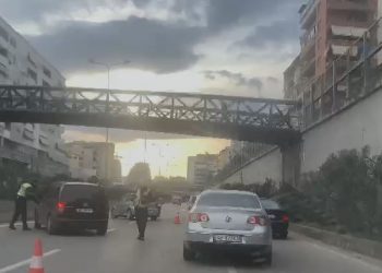 Aksident në Tiranë, përplasen dy makina