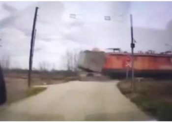 VIDEO/ Treni përplaset me kamionin në Serbi, del nga shinat