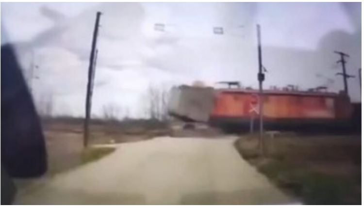 VIDEO/ Treni përplaset me kamionin në Serbi, del nga shinat