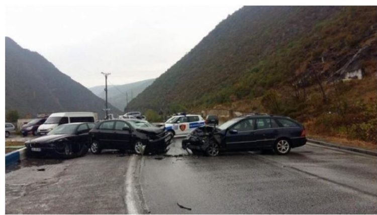 Përplasen dy makina në Lezhë, plagoset gruaja