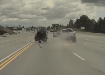 VIDEO/ Aksident i frikshëm, makina ‘hidhet’ në ajër