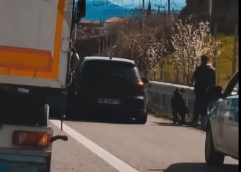 VIDEO/ Makina përplaset me kamionin në hyrje të Elbasanit
