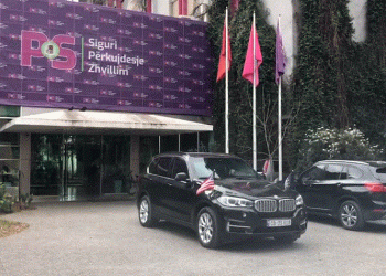 Ambasadorja Kim shkon në selinë ë PS-së, takim me Gjiknurin