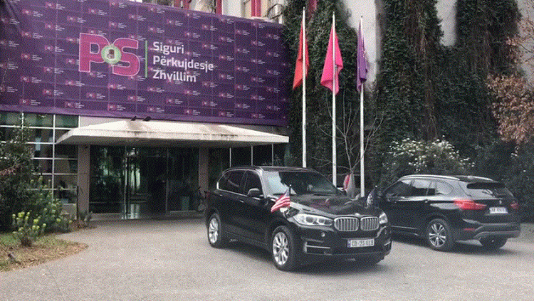 Ambasadorja Kim shkon në selinë ë PS-së, takim me Gjiknurin