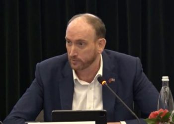 Ambasadori britanik: Duam një opozitë të fortë në Shqipëri