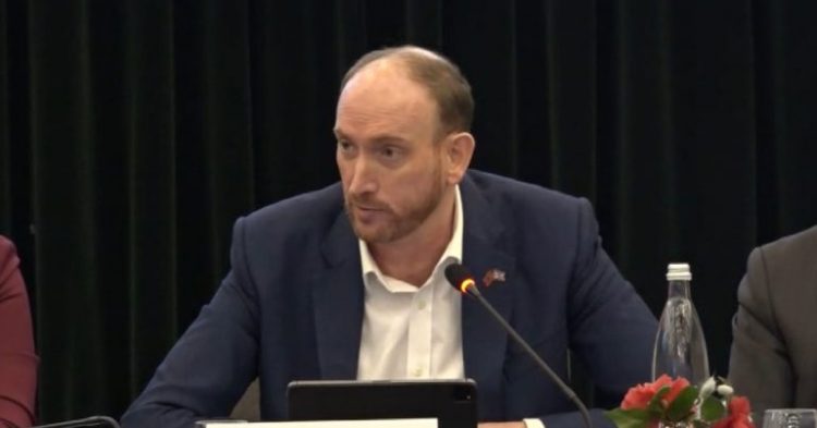 Ambasadori britanik: Duam një opozitë të fortë në Shqipëri