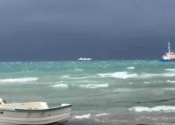 Moti i keq, pezullohet lundrimi detar në Vlorë