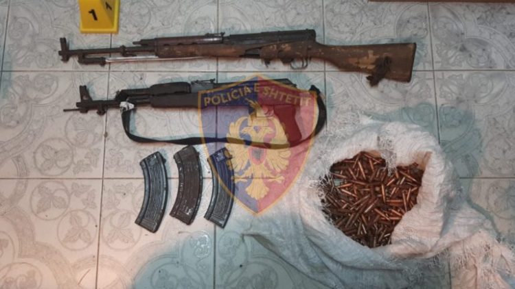 Sherr mes të miturve në Burrel, sekuestrohen armë