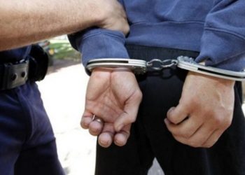 Kanosi me thikë nënën e tij, prangoset 33-vjeçari në Lushnje