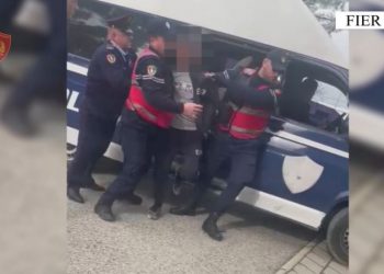 Detyroi 24-vjeçaren të prostituonte, pranga të riut në Fier