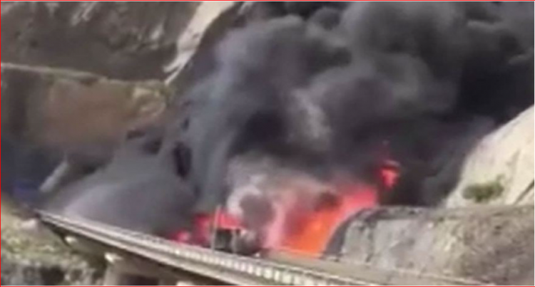 Shpërthen në flakë autobusi me pelegrinë, 20 të vdekur