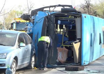 Përmbysi autobusin para 2 ditësh, arrestohet shoferi