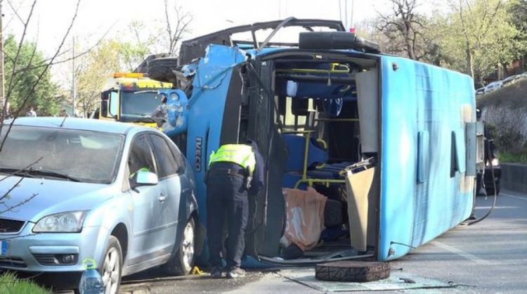 Përmbysi autobusin para 2 ditësh, arrestohet shoferi