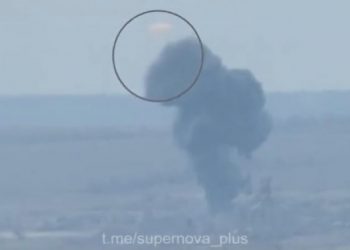 Aeroplani luftarak rus rrëzohet në afërsi të Bakhmut (VIDEO)