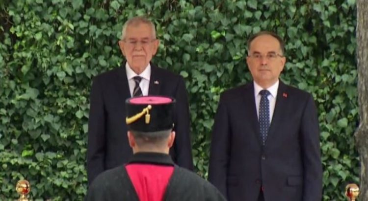 Presidenti i Austrisë pritet me ceremoni nga kreu i shtetit Begaj