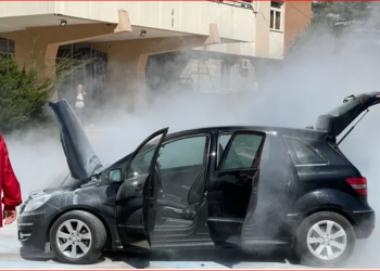 Përfshihet nga flakët ‘Benzi’ në qendër të Durrësit