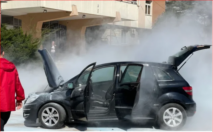 Përfshihet nga flakët ‘Benzi’ në qendër të Durrësit