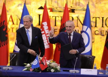 Koalicioni opozitar dorëzon në KQZ listat e para për Këshillat