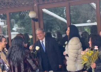 ‘Eja, eja luleborë’, Berisha feston me gratë me rastin e 8 Marsit