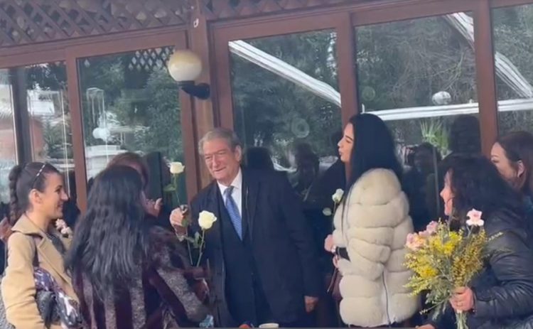 ‘Eja, eja luleborë’, Berisha feston me gratë me rastin e 8 Marsit