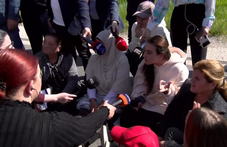 Banorët e Bërxullës sërish në protestë, bllokojnë rrugën