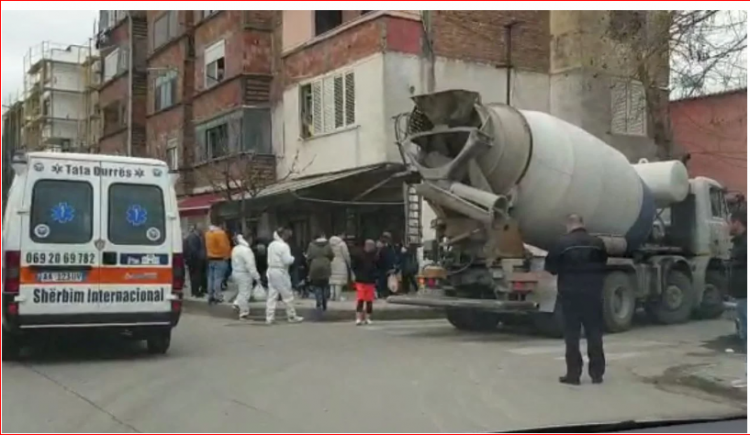 Aksident me vdekje në Durrës, betonierja përplas biçiklistin